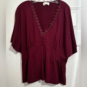 Elbow-length flowy top
